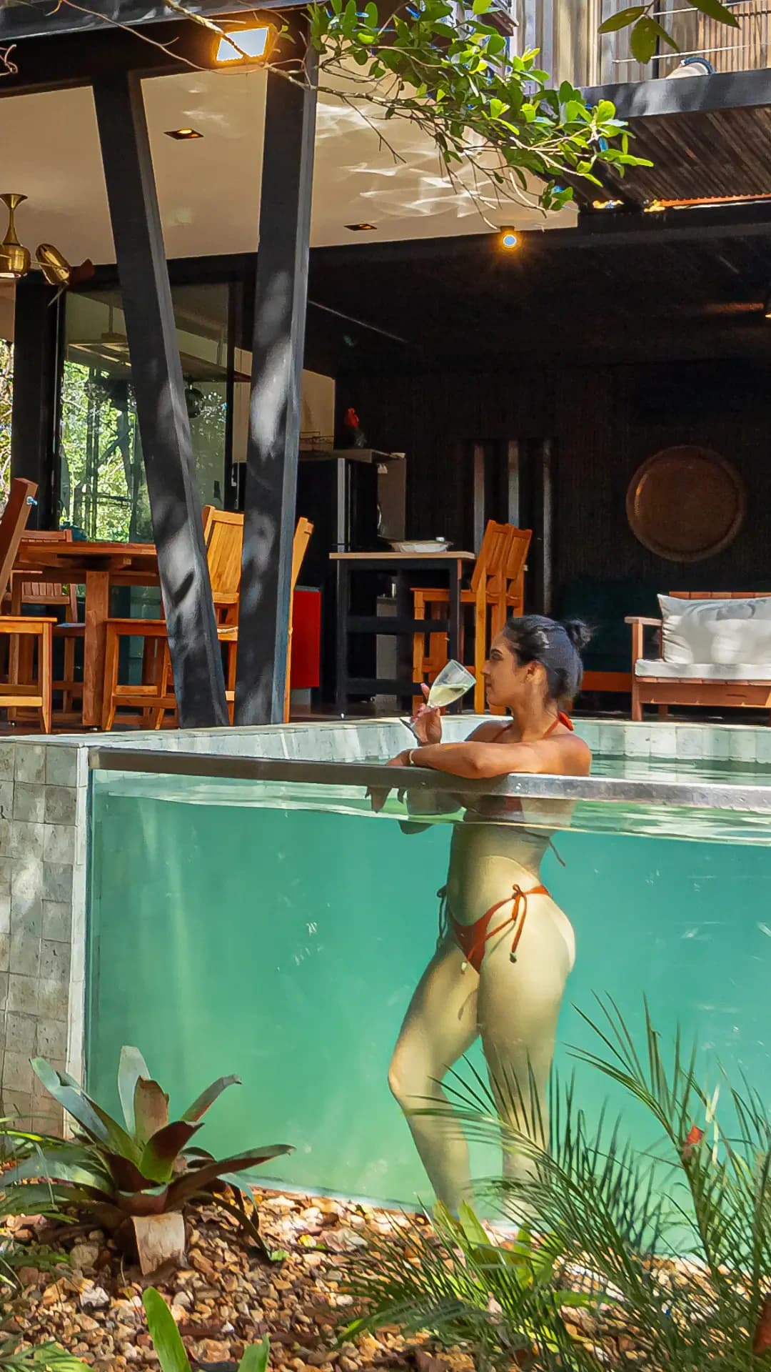 Piscina cercada de árvores
